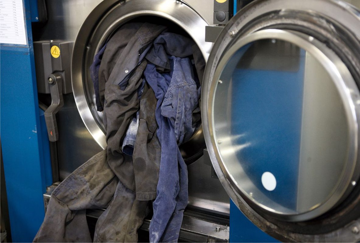 Afbeedling wasmachine met overalls
